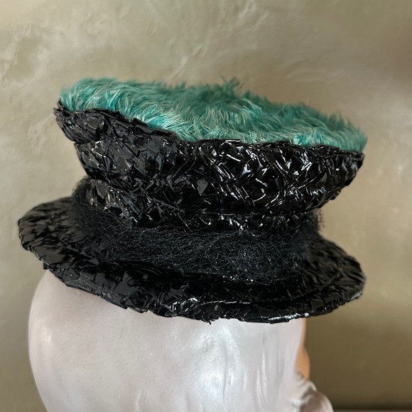 RARE 1930s\' BLACK STRAW TOY TILT TOP HAT + GRTEEN FEATHER TOP